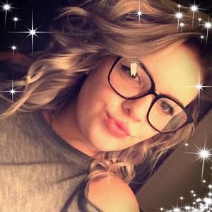 Meet your Posher, Larissa